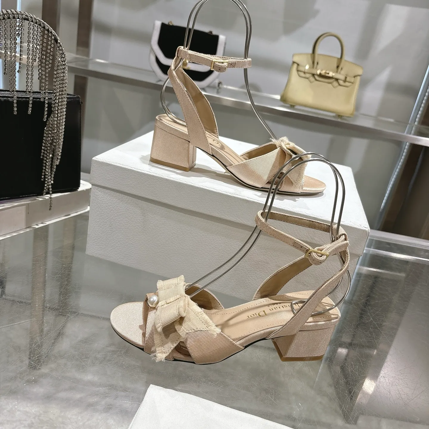 👟👟Ex-factory price 520👟👟 🎆Fringed webbing women's shoes Dior Dior 2024 spring and summer catwalk new Adiorble women's shoes CD star's same fashion tassel bow square head pearl letter logo hardware buckle high-heeled hollow sandals The top high-end version on the market Upper: original customized tassel grosgrain Lining: sheepskin lining foot pad Outsole: Italian leather outsole Heel height: 8.5cm Size: 34-41 (34.40.41. Customization is non-refundable)